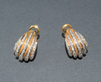 PAIR OF EAR CLIPS in 18k (750/°°) yellow...