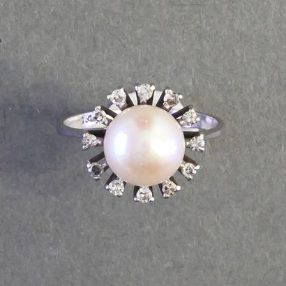 14k (585/°°) white gold ring set with an...
