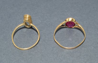 Lot of 2 RINGS in 18k (750/°°) yellow gold:
-...