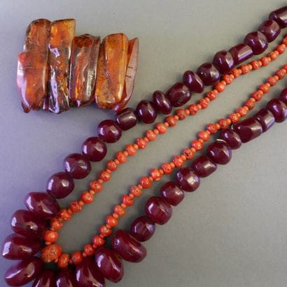 FANTAISIE LOT including necklaces and bracelets...