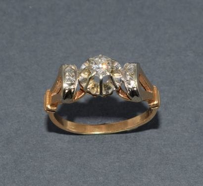 RING in 18k (750/°°) yellow gold, featuring...