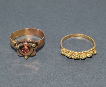 Lot of 2 RINGS in 18k (750/°°) yellow gold:
-...