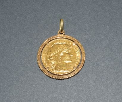 18k (750/°°) yellow gold MEDAL set with a...