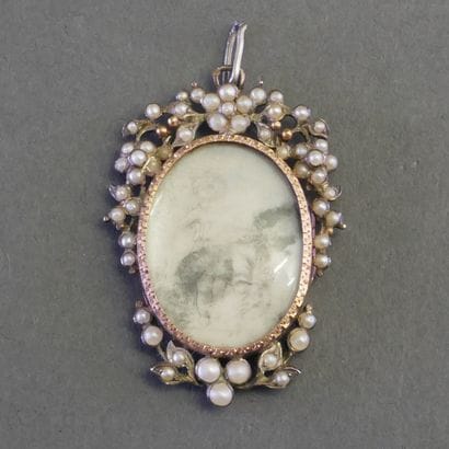 Gilt silver oval pendant (min 800/°°) centered...