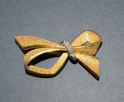 BROCHURE in 18k (750/°°) yellow gold featuring...