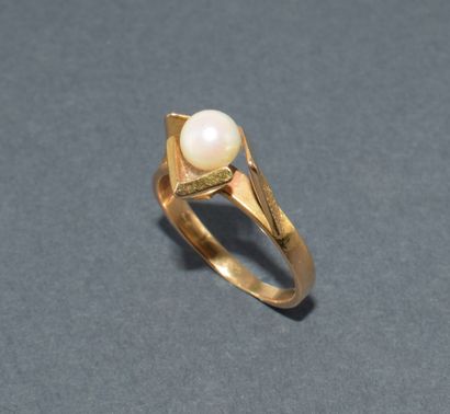 RING in 18k (750/°°) yellow gold adorned...