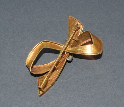 BROCHURE in 18k (750/°°) yellow gold featuring...