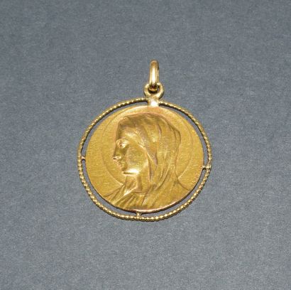 MEDAL in 18k (750/°°) yellow gold, featuring...