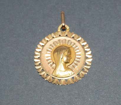 18k (750/°°) yellow gold pendant featuring...