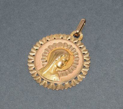 18k (750/°°) yellow gold pendant featuring...
