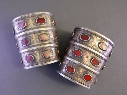 TURKMENISTAN
PAIRE DE BRACELETS MANCHETTES...