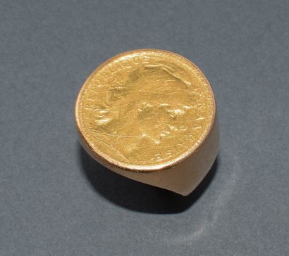 18k (750/°°) yellow gold ring set with a...