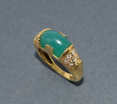 BAGUE JONC en or jaune 18k (750/°°) centrée...