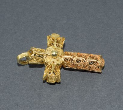 CROSS PENDANT in 18k (750/°°) filigree yellow...
