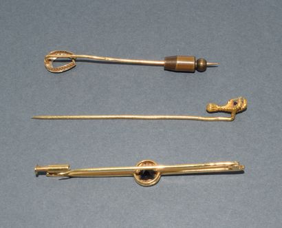 ENSEMBLE de 3 épingles en or jaune 18k (750/°°)...