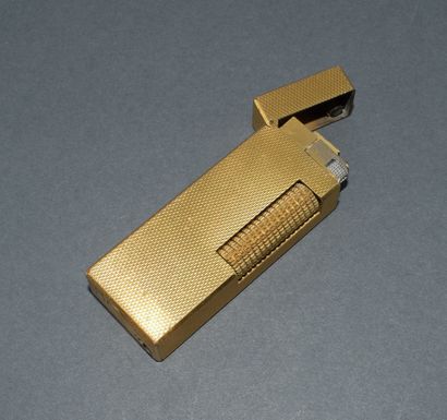 DUNHILL. Gold-plated lighter. Signed.
(W...