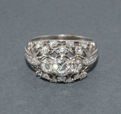 RING in 18k (750/°°) white gold, openwork...