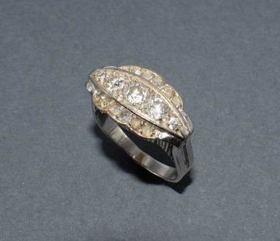 18k (750/°°) white gold CHEVALIERE ring set...