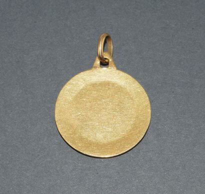 MEDAL in 18k (750/°°) yellow gold featuring...