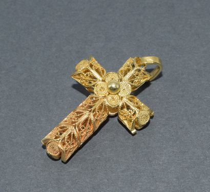 CROSS PENDANT in 18k (750/°°) filigree yellow...