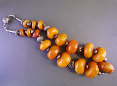 AFRIQUE DU NORD , XXe siècle
COLLIER en chute...