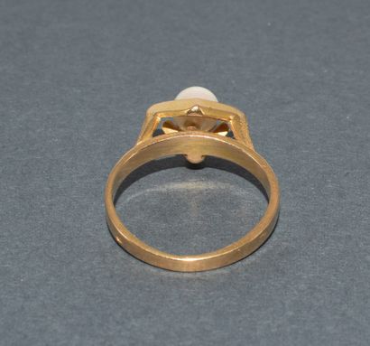 RING in 18k (750/°°) yellow gold adorned...