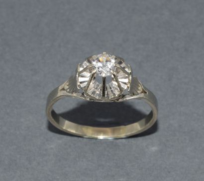 BAGUE SOLITAIRE en or blanc 18k (750/°°)...
