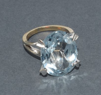 RING in 18k (750/°°) white gold, set with...