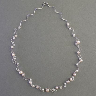 COLLIER TORSADÉ à trois rangs en or gris...