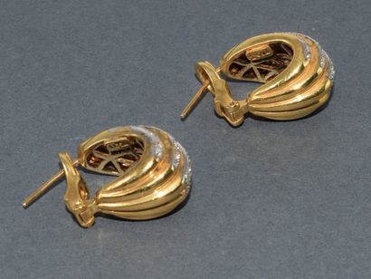 PAIR OF EAR CLIPS in 18k (750/°°) yellow...