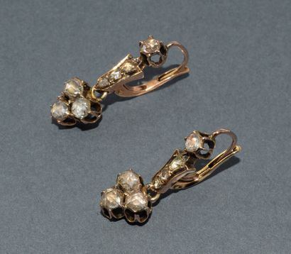 PAIR OF DORMEUSES in 18k (750/°°) rose gold...