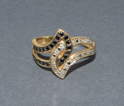 BAGUE en or jaune 18k (750/°°) à motif d’entrelacs...