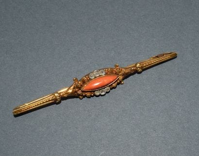18k (750/°°) yellow gold BARRETTE BROCH centered...