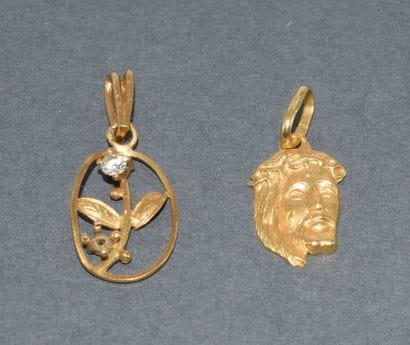 Lot of 2 PENDANTS in 18k (750/°°) yellow...