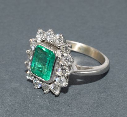RING in 18k (750/°°) white gold centered...