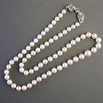 COLLIER composé de 67 perles de culture Akoya...