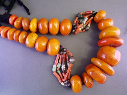 AFRIQUE DU NORD , XXe siècle
IMPORTANT COLLIER...