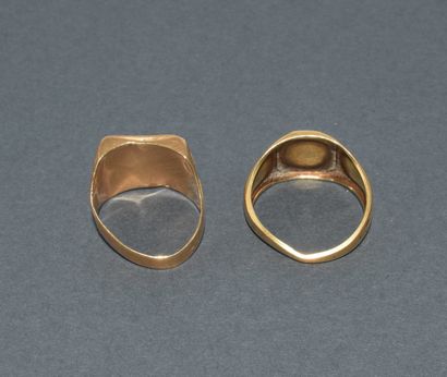 Lot of 2 CHEVALIERES in 18k (750/°°) yellow...