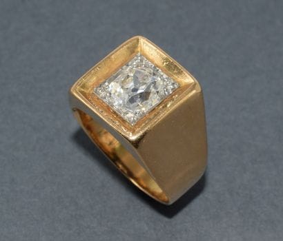 CHEVALIERE in 18k (750/°°) yellow gold set...