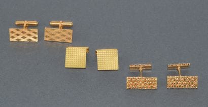 Lot of 3 PAIRS OF HANDLEBUTTONS in 18k (750/°°)...
