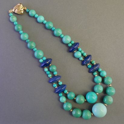 COLLIER RAS DE COU composé de perles de turquoise...