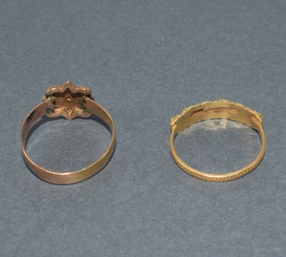 Lot of 2 RINGS in 18k (750/°°) yellow gold:
-...