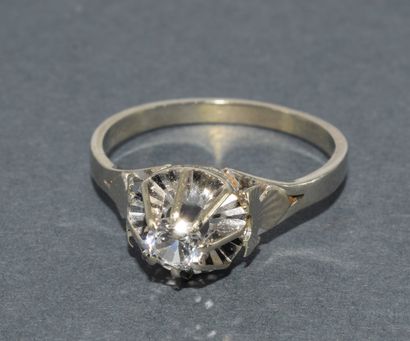 BAGUE SOLITAIRE en or blanc 18k (750/°°)...