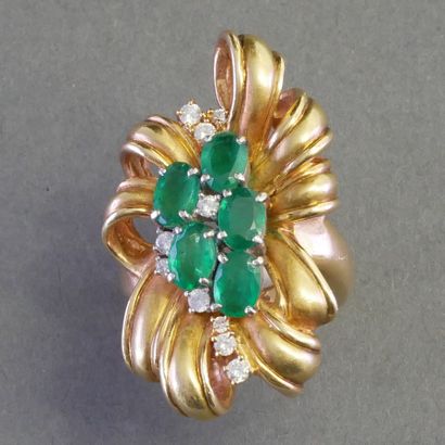 FLOWER RING in 18k (750/°°) yellow gold set...