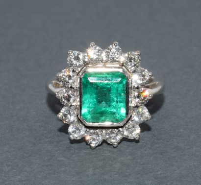 RING in 18k (750/°°) white gold centered...