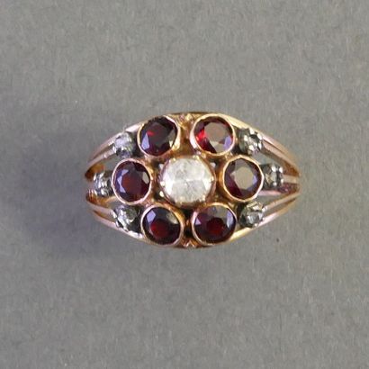 14k (585/°°) gold FLOWER RING centered on...