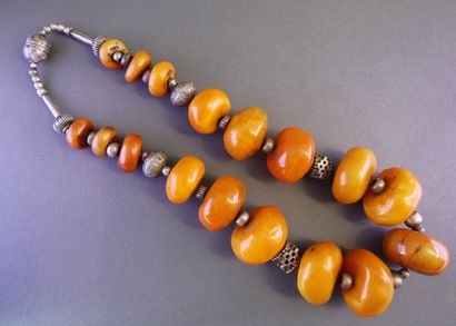 AFRIQUE DU NORD , XXe siècle
COLLIER en chute...