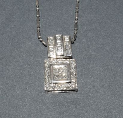 COLLIER en or blanc 18k (750/°°) retenant...