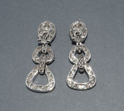 PAIR OF EARRINGS in 18k (750/°°) white gold...