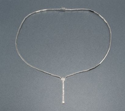 NECKLACE in 18k (750/°°) white gold, semi-rigid...